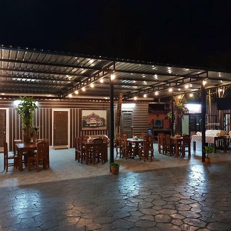 Hotel ร่มไม้สายธาร Phrae Exterior foto